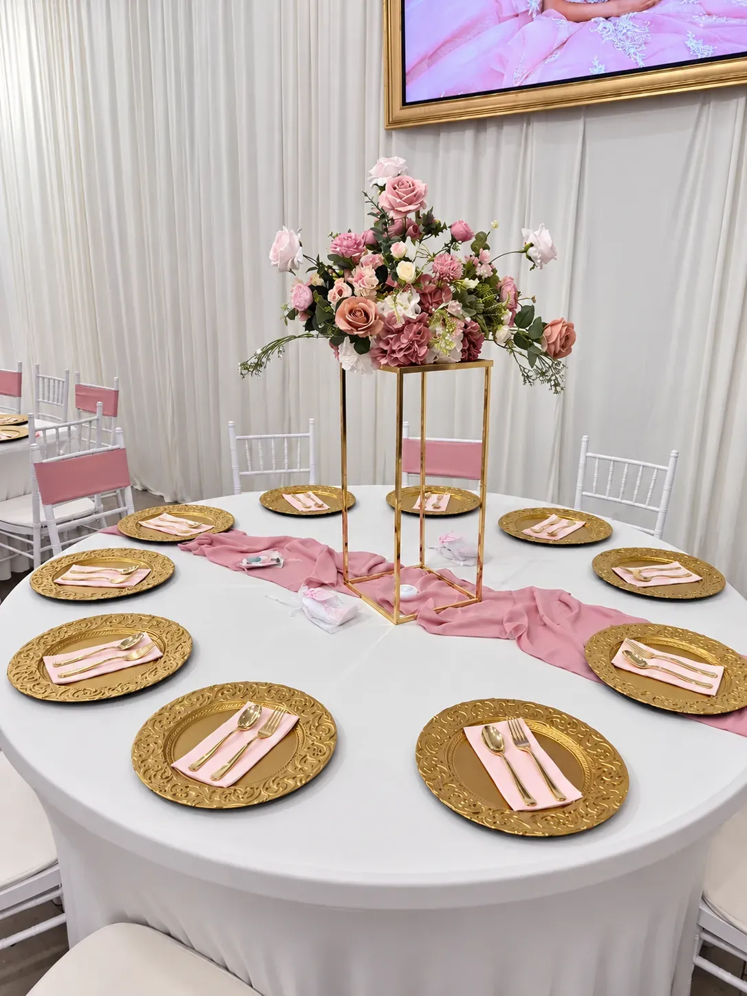 11 Round Table Setting