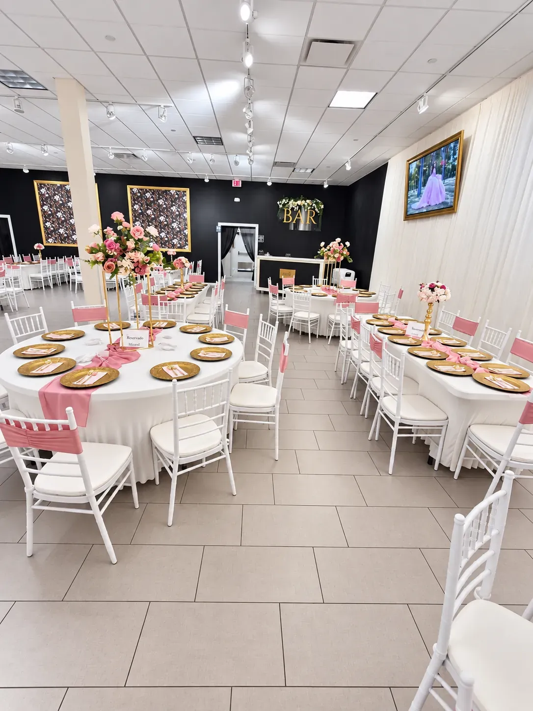 09 Hall Round Tables